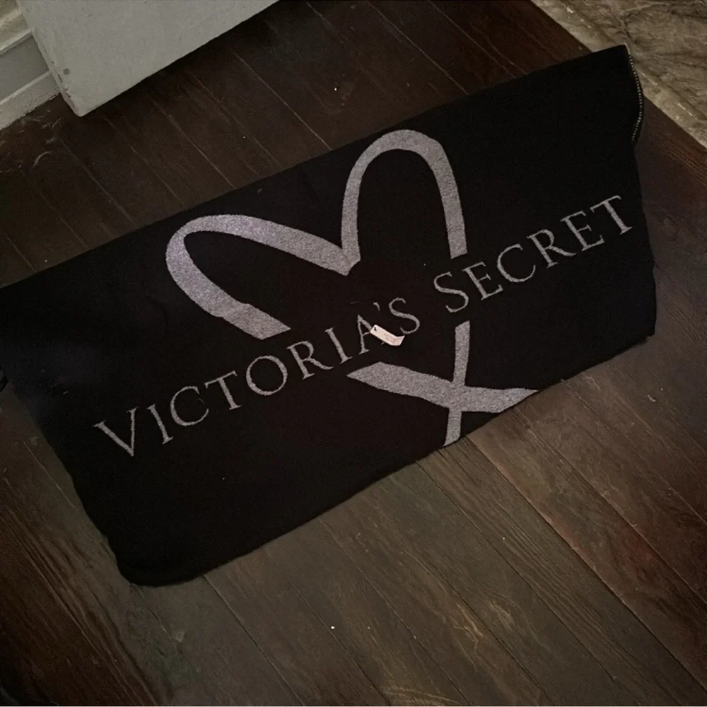 NWT Victoria’s Secret Black Pink Heart Limited Edition Blanket Throw